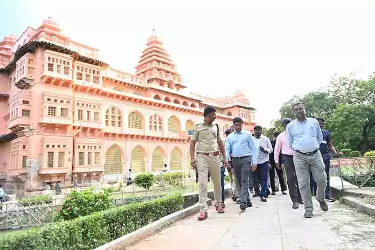 తిరుపతి జిల్లా కలెక్టర్ డాక్టర్ వెంకటేశ్వర్, ఎస్పీ హర్షవర్ధనరాజుతో కలిసి చంద్రగిరి కోటలో పరిశీలిస్తున్న ఏపీ అసెంబ్లీ సెక్రటరీ జనరల్ ప్రసన్నకుమార్ తిరుపతి జిల్లా కలెక్టర్ డాక్టర్ వెంకటేశ్వర్, ఎస్పీ హర్షవర్ధనరాజుతో కలిసి చంద్రగిరి కోటలో పరిశీలిస్తున్న ఏపీ అసెంబ్లీ సెక్రటరీ జనరల్ ప్రసన్నకుమార్