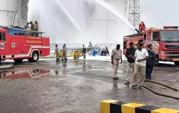 వైజాగ్లో పెట్రోలియం ట్యాంకర్పై పిడుగు వైజాగ్లో పెట్రోలియం ట్యాంకర్పై పిడుగు