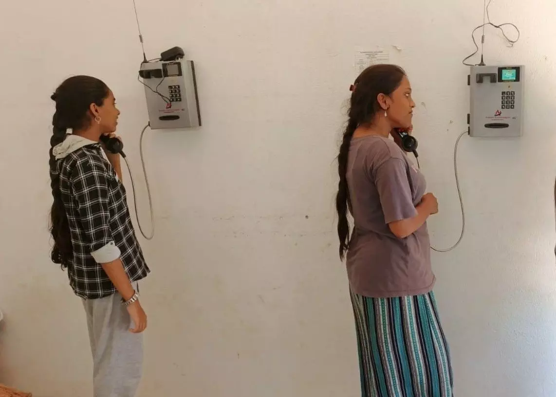 హలో... అమ్మా...నాన్నా... నేను నీ కూతురు ను హలో... అమ్మా...నాన్నా... నేను నీ కూతురు ను