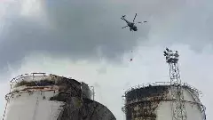 ’పెట్రో’ మంటలు ఆర్పేందుకు నేవీ హెలికాప్టర్‌