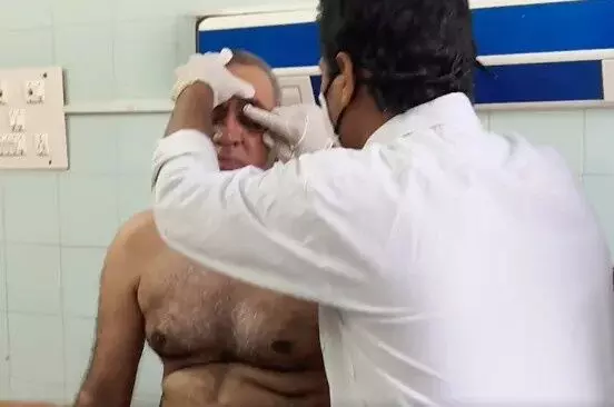 ప్రశ్నించినందుకు ప్రొఫెసర్పై విద్యార్థి దాడి ప్రశ్నించినందుకు ప్రొఫెసర్పై విద్యార్థి దాడి