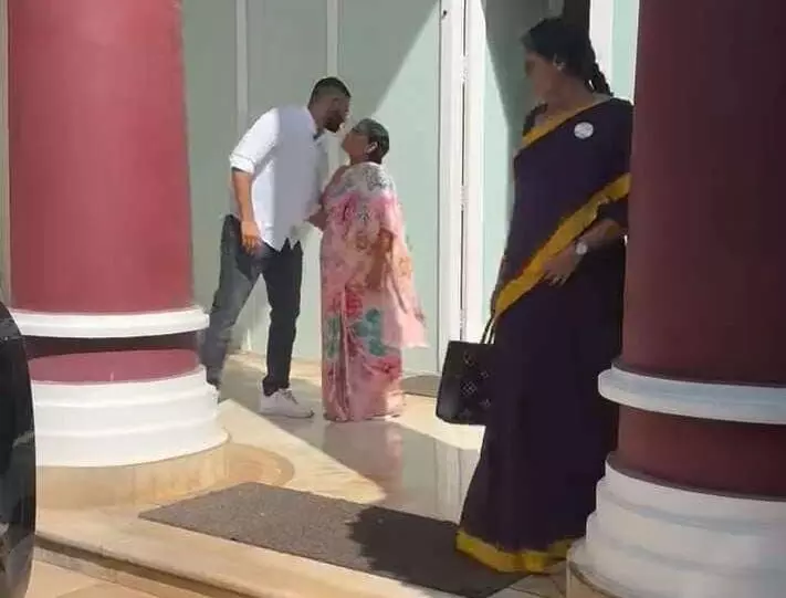 అమ్మమ్మ వైఎస్. విజయమ్మ ఆశీర్వాదం తీసుకుంటున్న షర్మిల కొడుకు రాజారెడ్డి అమ్మమ్మ వైఎస్. విజయమ్మ ఆశీర్వాదం తీసుకుంటున్న షర్మిల కొడుకు రాజారెడ్డి