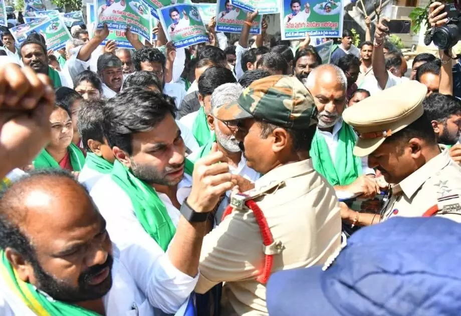 వైఎస్సార్సీపీ ‘అన్నదాత పోరు’ను అడ్డుకున్న పోలీస్ వైఎస్సార్సీపీ ‘అన్నదాత పోరు’ను అడ్డుకున్న పోలీస్