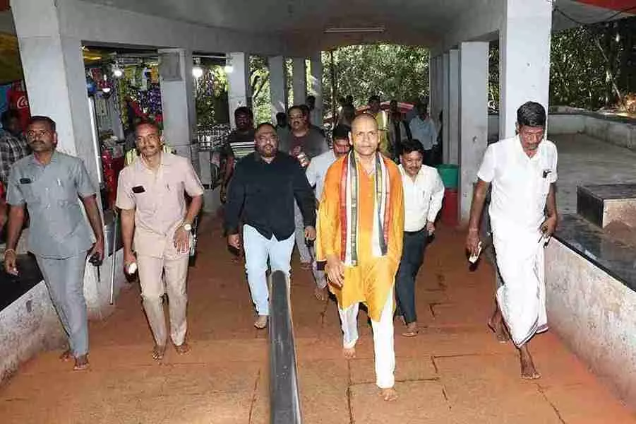 శ్రీవారి సేవకుడిలా... అలిపిరి కాలినడకన శ్రీవారి సేవకుడిలా... అలిపిరి కాలినడకన