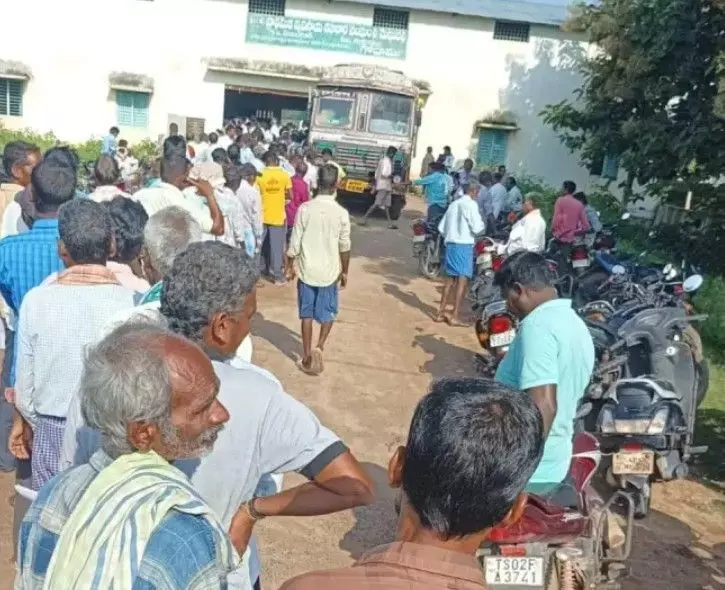 ఏపీలో కొనసాగుతున్న యూరియా సంక్షోభం ఏపీలో కొనసాగుతున్న యూరియా సంక్షోభం
