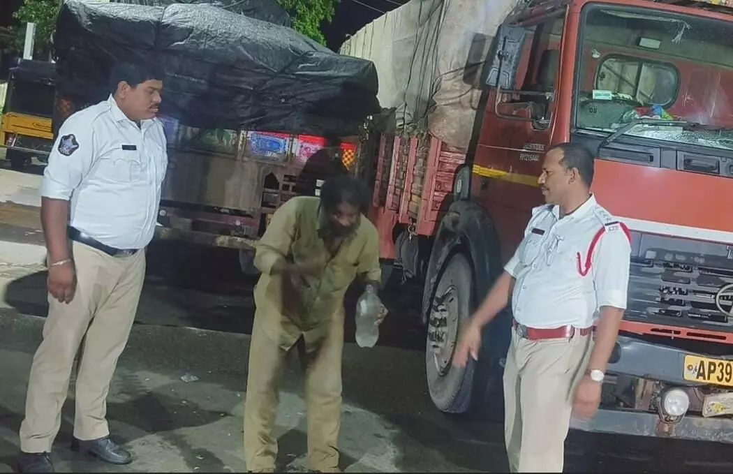 నేషనల్ హైవే మీద డ్రైవర్ల నిద్ర మత్తుకు పోలీసుల చికిత్స నేషనల్ హైవే మీద డ్రైవర్ల నిద్ర మత్తుకు పోలీసుల చికిత్స
