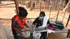 ఎందరో గిరిజనుల ప్రాణాలు కాపాడిన ఇద్దరు కమ్యూనిటీ హెల్త్ వర్కర్ల చొరవ..