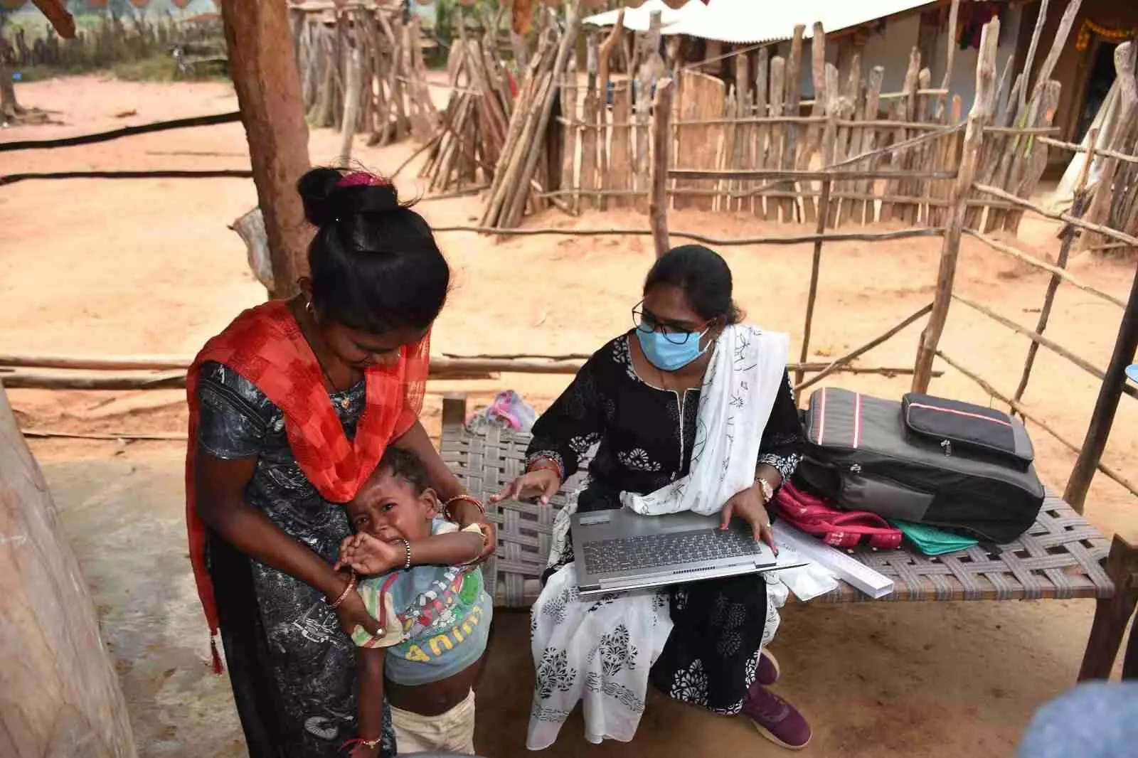 ఎందరో గిరిజనుల ప్రాణాలు కాపాడిన ఇద్దరు కమ్యూనిటీ హెల్త్ వర్కర్ల చొరవ..