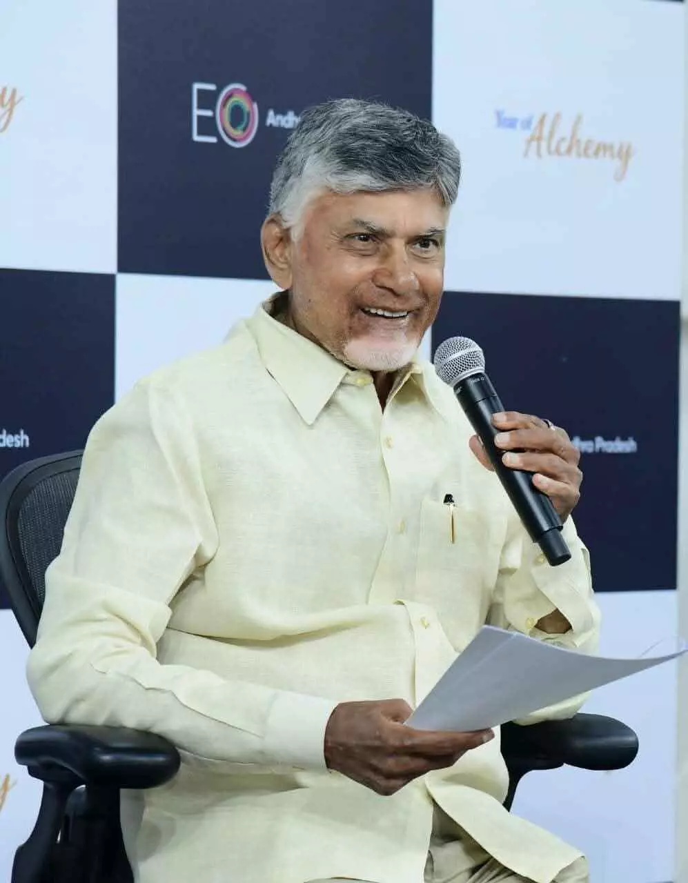 కలెక్టర్లూ మీరే నా టీమ్‌–సీఎం అంటే కామన్‌ మ్యాన్‌