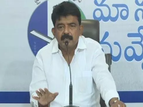 రజకుడనే ఆర్ఎంపీ గిరిధర్ను జనసేన గూండాలు దాడి చేశారు రజకుడనే ఆర్ఎంపీ గిరిధర్ను జనసేన గూండాలు దాడి చేశారు