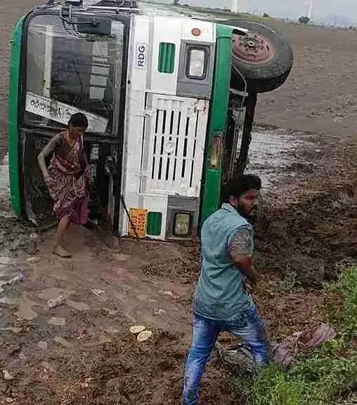 పల్లె వెలుగు బస్సు ప్రయాణం భద్రమేనా?