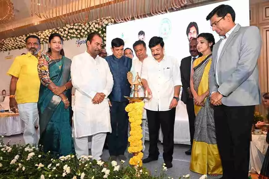టూరిజం ఇన్వెస్టర్ల సదస్సును ప్రారంభిస్తున్న రాష్ట్ర పర్యాటక శాఖా మంత్రి కందుల దుర్గేష్, చిత్రంలో తిరుపతి ఎమ్మెల్యే ఆరణి శ్రీనివాసులు, జిల్లా కలెక్టర్ డాక్టర్ వి. వెంకటేశ్వర్