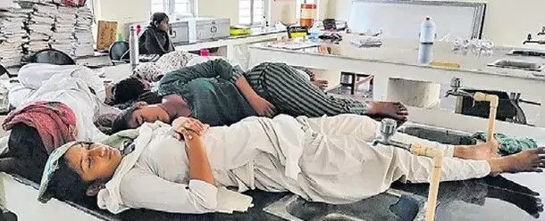 మూడు రోజుల్లో 40 మంది బాలికలకు విషజ్వరాలు
