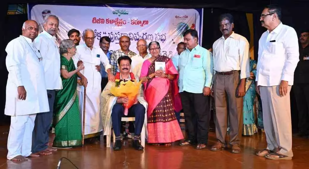 సాహిత్యం సమాజాన్ని మార్చే ఆయుధం సాహిత్యం సమాజాన్ని మార్చే ఆయుధం