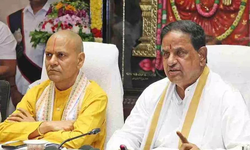 బోర్డు నిర్ణయాలు వివరిస్తున్న టీటీడీ చైర్మన్ బీఆర్.నాయుడు, ఈఓ అనిల్ కుమార్ సింఘాల్ బోర్డు నిర్ణయాలు వివరిస్తున్న టీటీడీ చైర్మన్ బీఆర్.నాయుడు, ఈఓ అనిల్ కుమార్ సింఘాల్