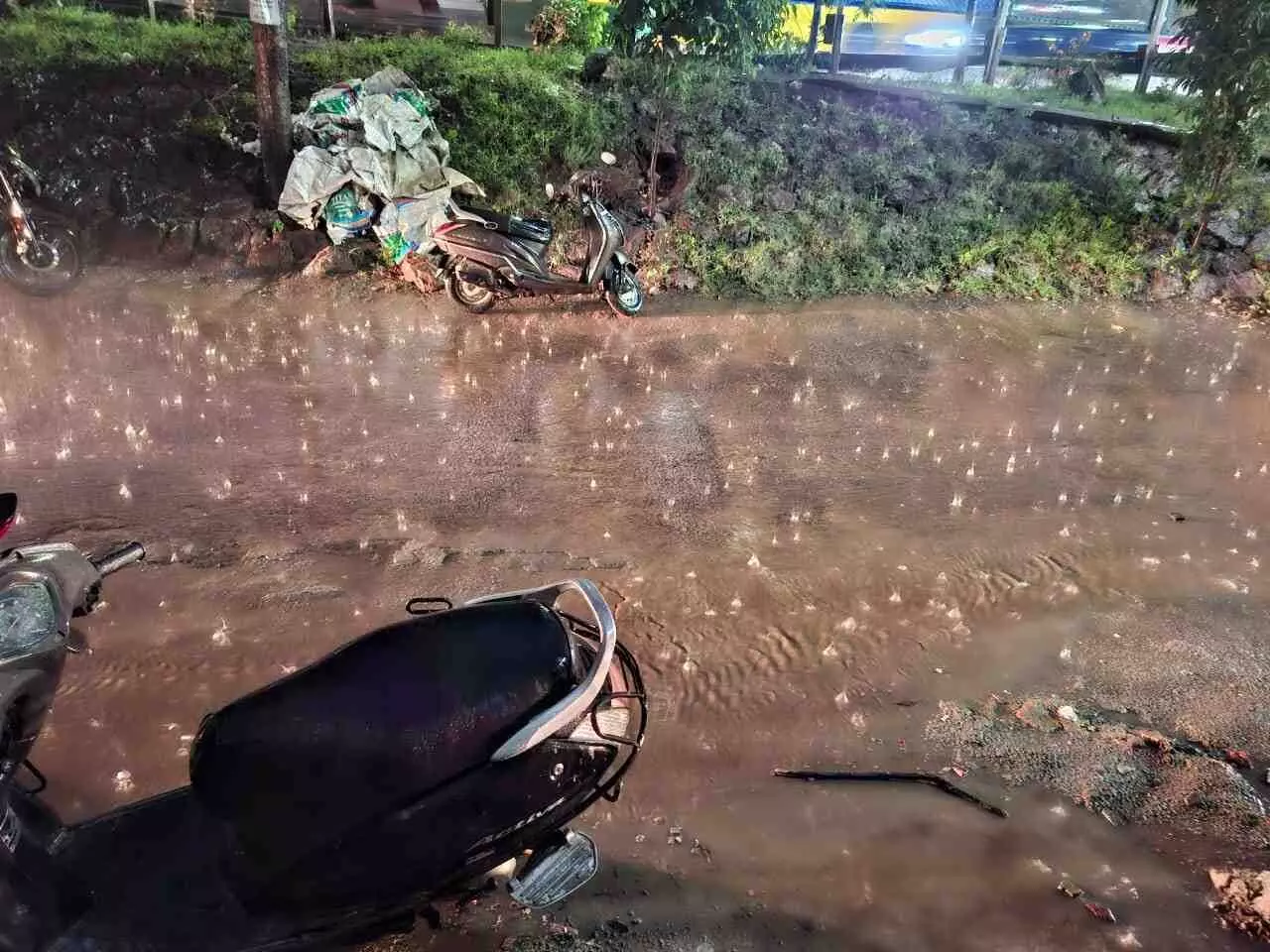 విజయవాడలో భారీ వర్షంలోనూ దోమ కాటు