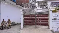 యూపీ: ఎన్ కౌంటర్ లో ఇద్దరు గ్యాంగ్ స్టర్ల హతం