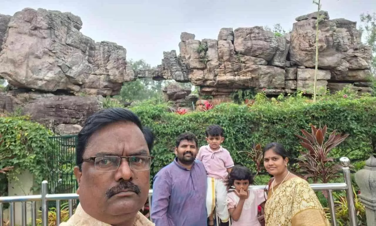 ప్రకృతి చెక్కిన ఆధ్యాత్మిక ద్వారం ప్రకృతి చెక్కిన ఆధ్యాత్మిక ద్వారం