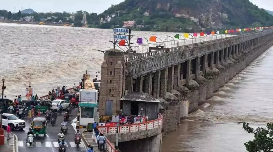 ప్రకాశం బ్యారేజీకి మళ్లీ వరద ప్రవాహం–ఎగరనున్న మొదటి ప్రమాద హెచ్చరిక ప్రకాశం బ్యారేజీకి మళ్లీ వరద ప్రవాహం–ఎగరనున్న మొదటి ప్రమాద హెచ్చరిక