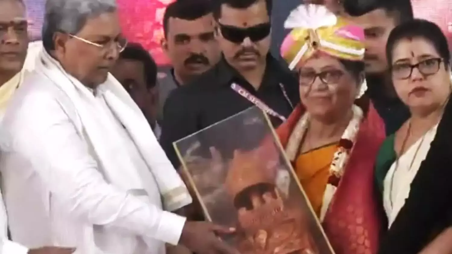 మైసూరులో దసరా ఉత్సవాలు ప్రారంభం .. పూజలో ముస్లిం మహిళ .. మైసూరులో దసరా ఉత్సవాలు ప్రారంభం .. పూజలో ముస్లిం మహిళ ..