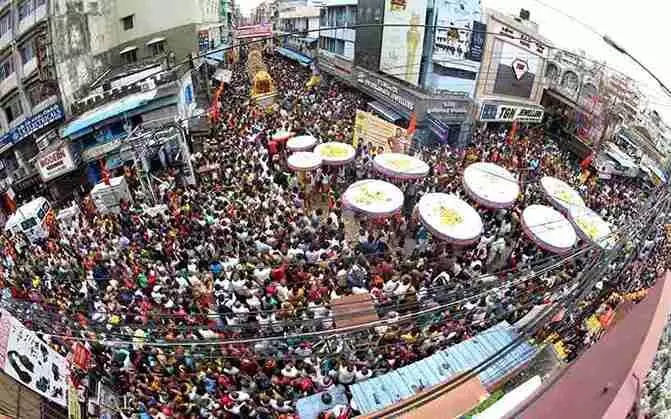 శ్రీవారికి తమిళ యాత్రికుల గొడుగు సేవ.. శ్రీవారికి తమిళ యాత్రికుల గొడుగు సేవ..