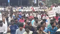 పిఠాపురంలో రోడ్డెక్కిన మత్స్యకారులు