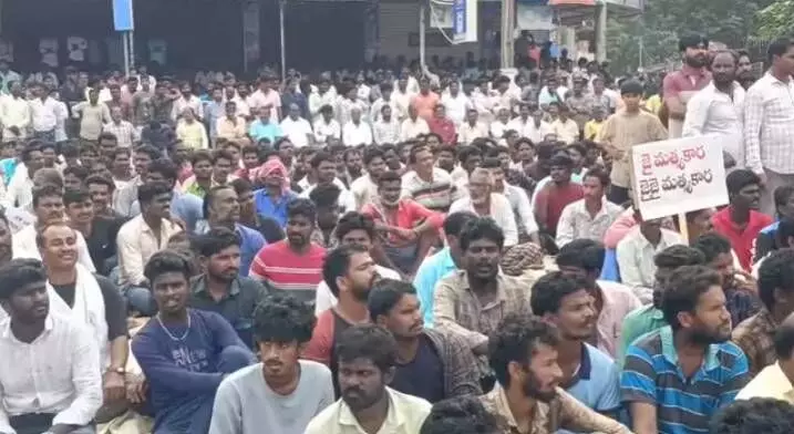 పిఠాపురంలో రోడ్డెక్కిన మత్స్యకారులు