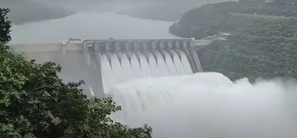 పోటెత్తిన కృష్ణమ్మ పోటెత్తిన కృష్ణమ్మ