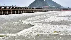 పోటెత్తుతున్న కృష్ణమ్మ