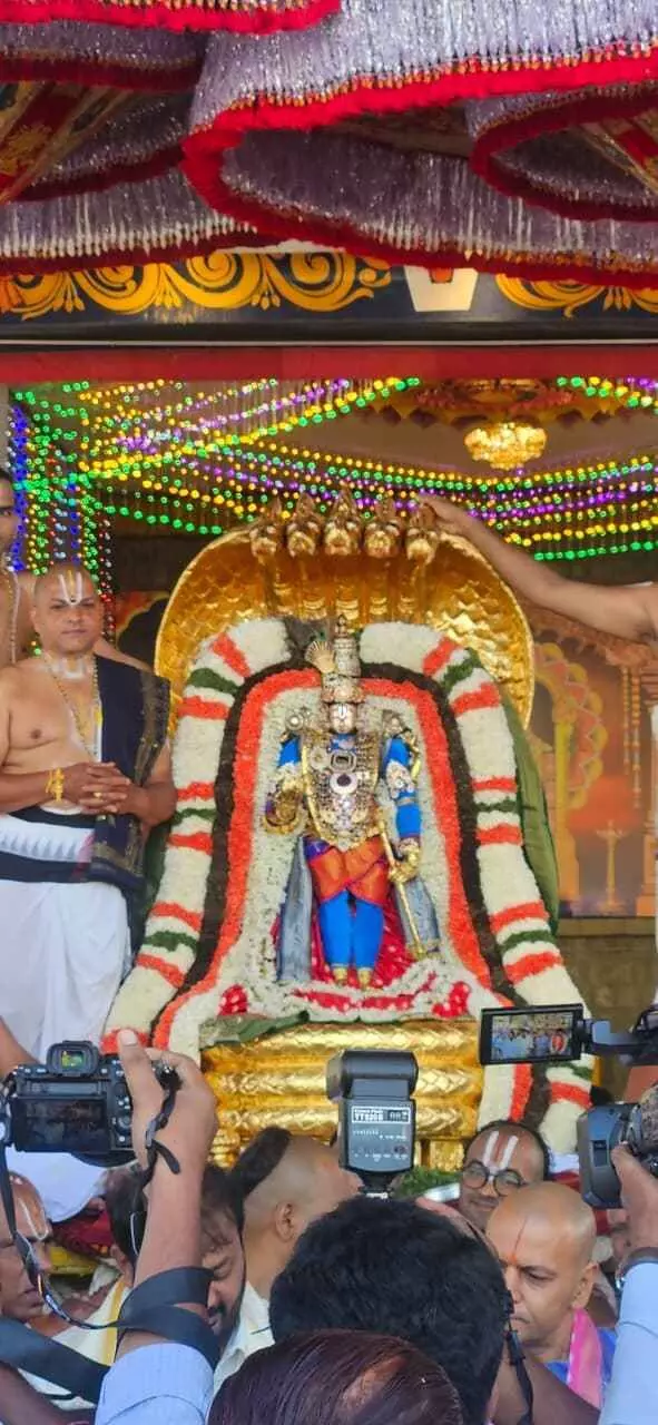 గురువాయూరు శ్రీకృష్ణుడిగా మురిపించిన మలయప్ప గురువాయూరు శ్రీకృష్ణుడిగా మురిపించిన మలయప్ప