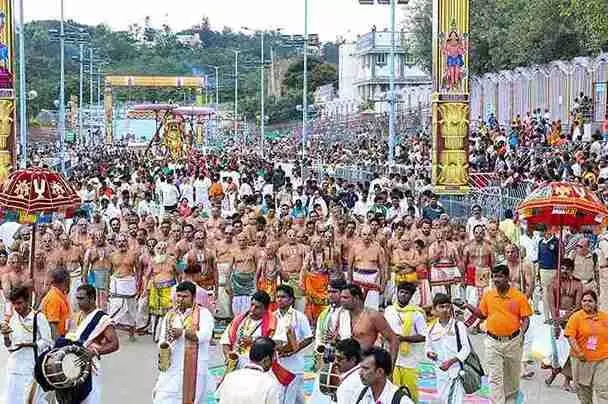 శ్రీవారికి కళా బృందాల నృత్య నీరాజనం