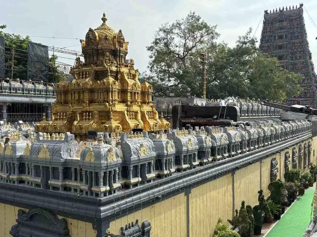 దుర్గ గుడి కమిటీలో రాజకీయ బలాలు