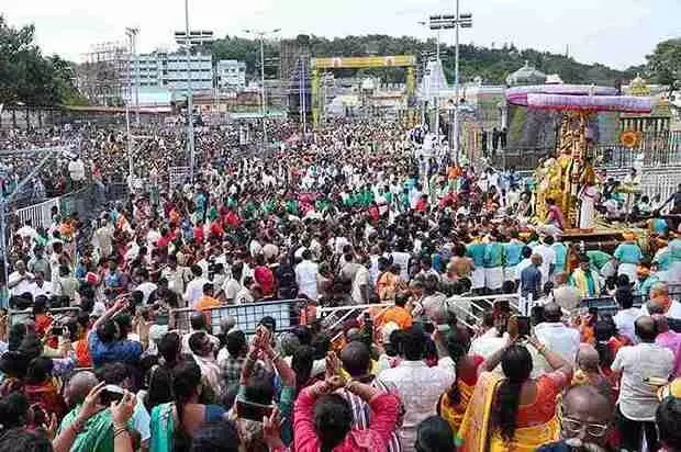 యాత్రికులతో కిటకిటలాడుతున్నశ్రీవారి క్షేత్రం