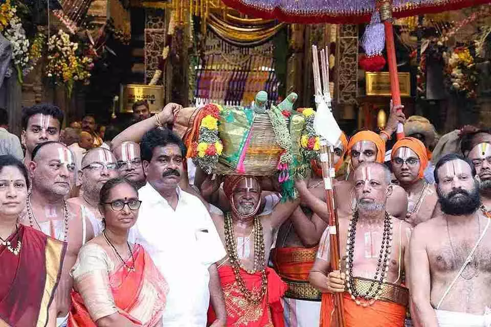 శ్రీవారికి పూలమాలలు పంపిన గోదాదేవి..