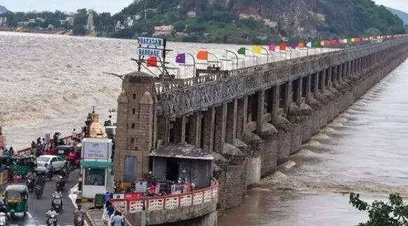 ఆంధ్రప్రదేశ్లో పొంగుతున్న కృష్ణా, గోదావరి నదులు ఆంధ్రప్రదేశ్లో పొంగుతున్న కృష్ణా, గోదావరి నదులు