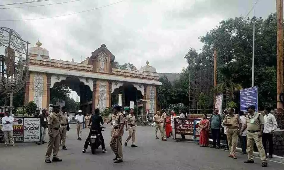 తిరుమలలో గరుడోత్సవం.. తిరుపతిలో యాత్రిక నరకం..