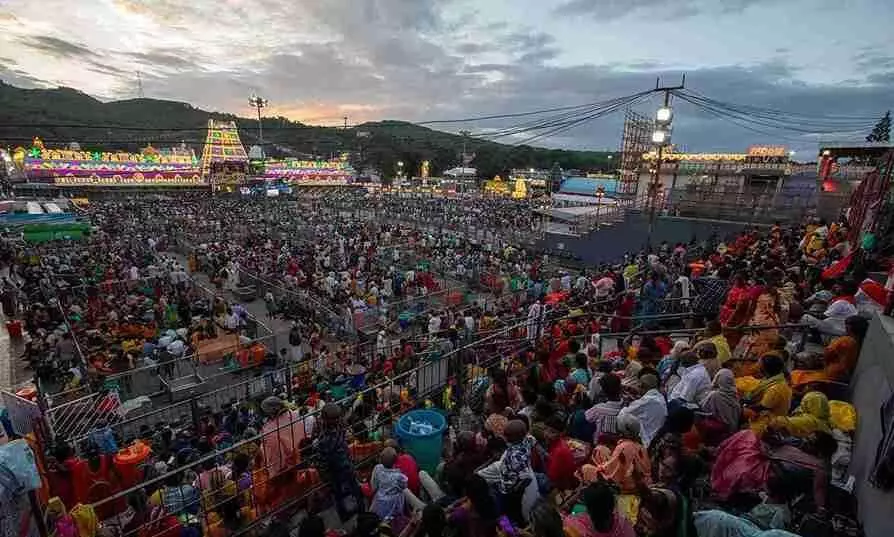 శ్రీవారి క్షేత్రంలో కదలిన గరుడవాహనం..