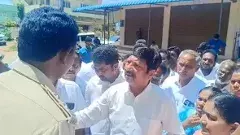 ప్రశ్నిస్తే అరెస్టు చేస్తారా..మైలవరంలో వైసీపీ ఆందోళన