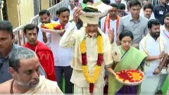 కనకదుర్గమ్మకు పట్టు వస్త్రాలు సమర్పించిన సీఎం చంద్రబాబు