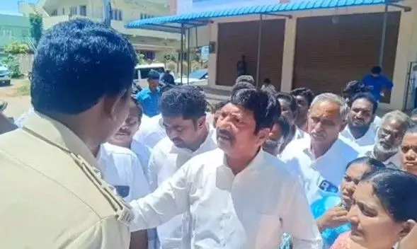 ప్రశ్నిస్తే అరెస్టు చేస్తారా..మైలవరంలో వైసీపీ ఆందోళన