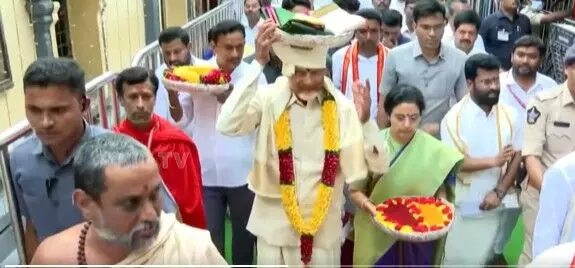 కనకదుర్గమ్మకు పట్టు వస్త్రాలు సమర్పించిన సీఎం చంద్రబాబు