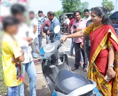 టీచర్ అవతారమెత్తిన హోం మంత్రి వంగలపూడి అనిత