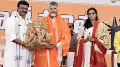 అగ్గిపెట్టెలో పట్టిన చీరను సింధుకు బహూకరించిన సీఎం