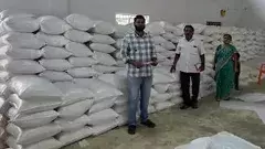 రేషన్‌ అక్రమ రవాణా గుట్టు రట్టు, భారీగా బస్తాలు స్వాధీనం