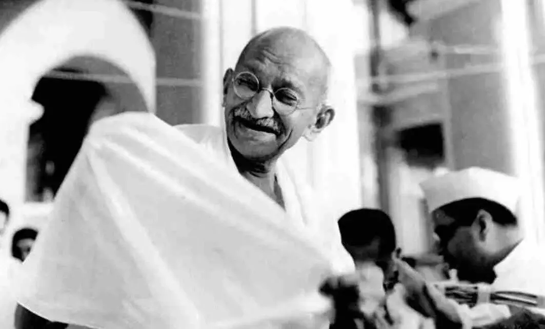సామాన్యులను, ఆధునిక వర్గాలను గాంధీ ఎలా కలిపాడు?