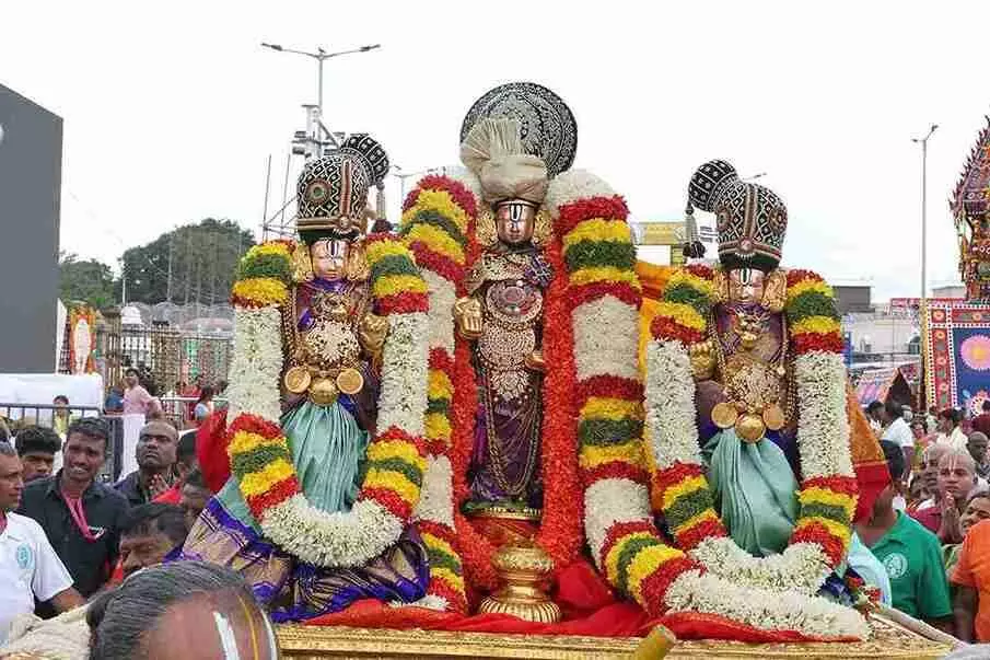 గోవిందా.. నీ యాత్రికులు, ఆదాయం తగ్గిందేమిటి స్వామీ.. గోవిందా.. నీ యాత్రికులు, ఆదాయం తగ్గిందేమిటి స్వామీ..
