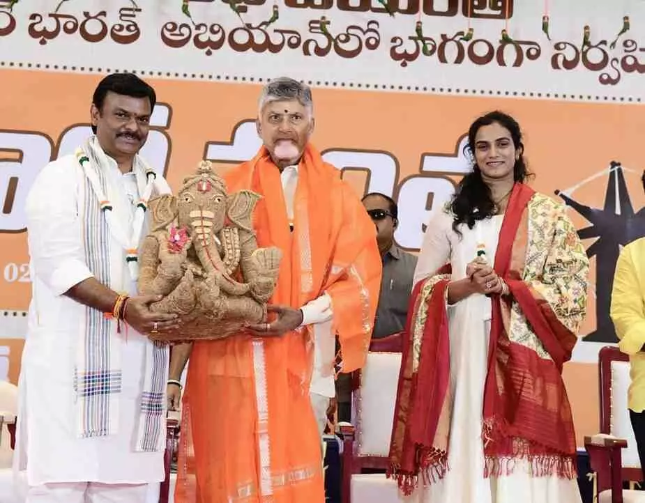 అగ్గిపెట్టెలో పట్టిన చీరను సింధుకు బహూకరించిన సీఎం
