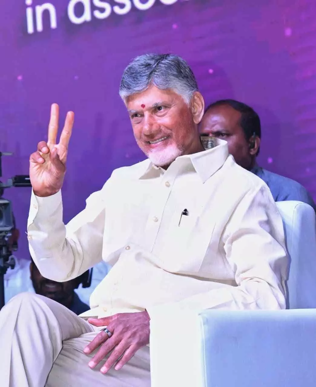 దుర్గమ్మ ఆశీస్సులు, కృష్ణమ్మ కరుణ ఉన్నాయి