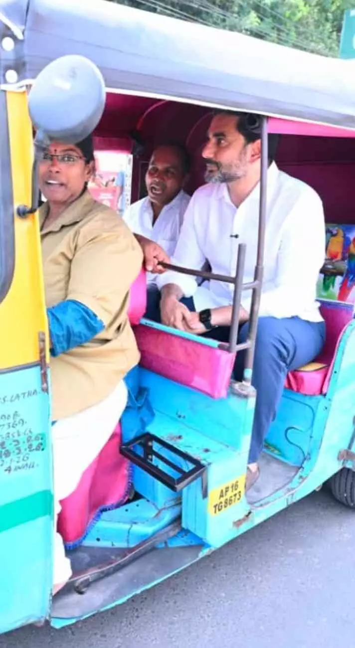 మహిళా ఆటోలో ప్రయాణించిన లోకేష్‌