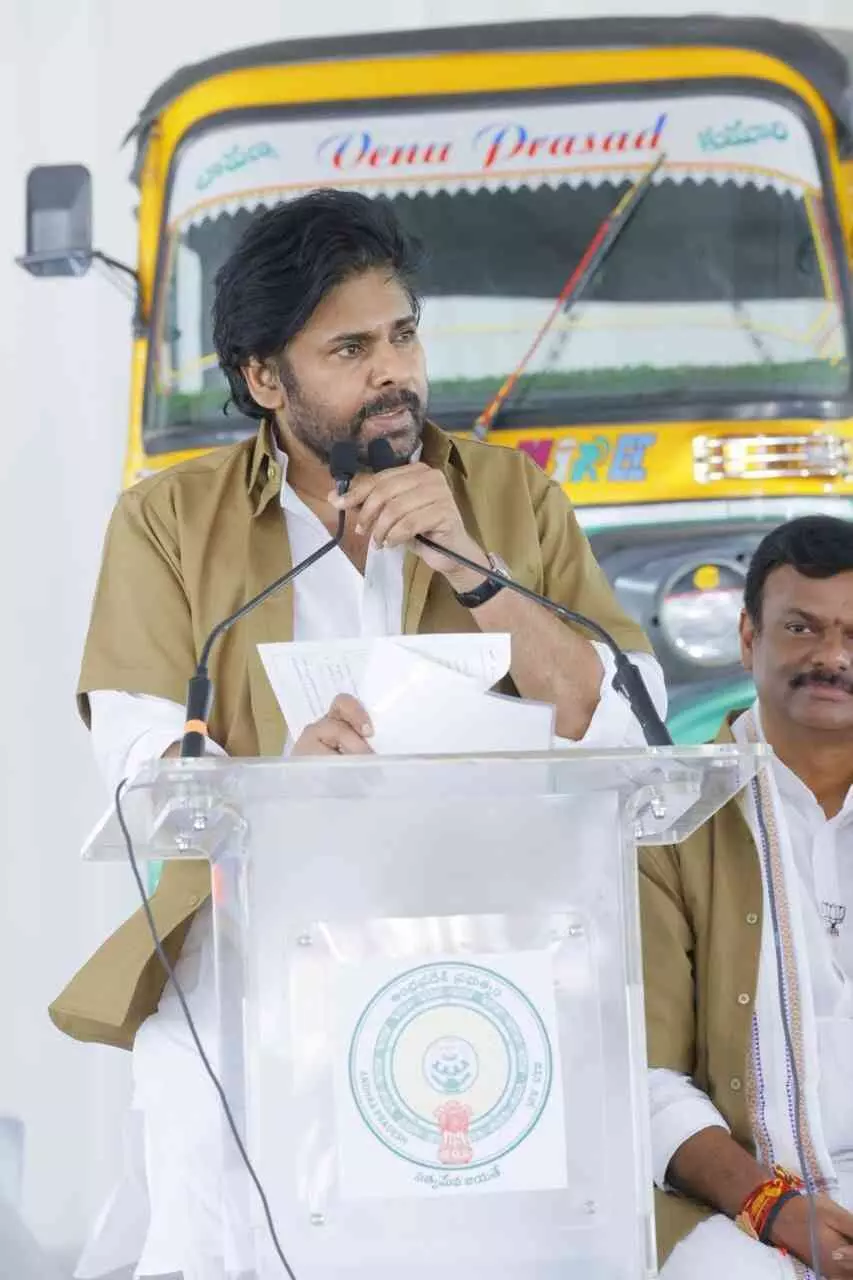 స్త్రీ శక్తి–ఫ్రీ బస్సు వల్ల నష్టం జరక్కూడదనే ఆటో డ్రైవర్ల సేవలో